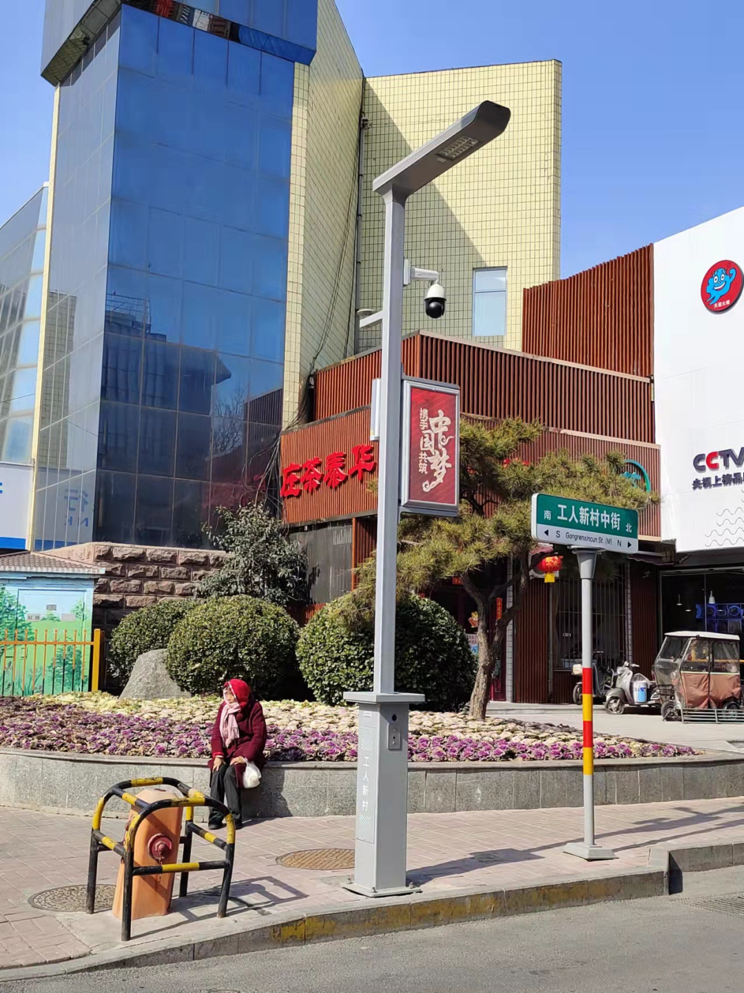 智慧路灯亮相济南街头：能充电能监控还能一键呼叫！