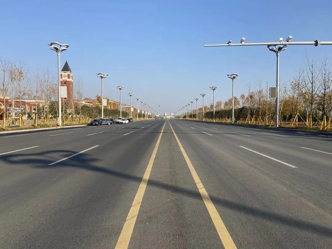 智慧灯杆亮相武汉光谷高新二路，打造智慧道路建设样板